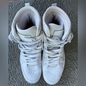 GUC LEVI’s WOMEN’s White Hi-Top Athletic Shoes. Size 10. Pre-Owned, see photos!